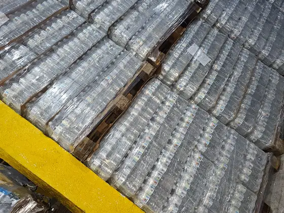 Paletes de fardos de água mineral