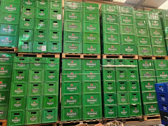 Paletes de engradados Heineken no estoque da Capitão Bebidas